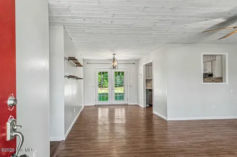212 W Volant Street Hubert NC 28539