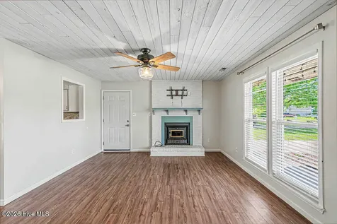 212 W Volant Street Hubert NC 28539