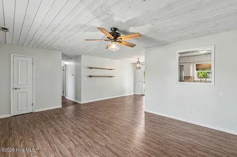 212 W Volant Street Hubert NC 28539