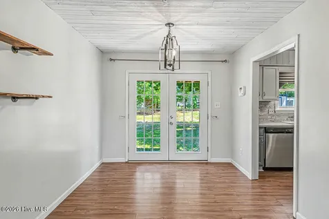 212 W Volant Street Hubert NC 28539