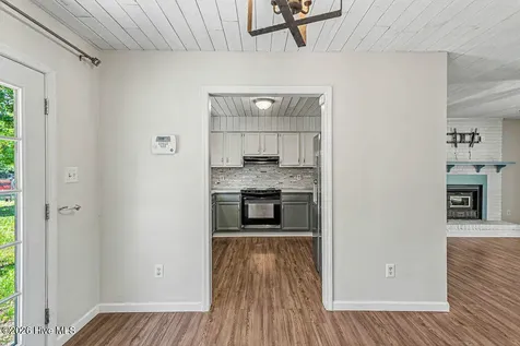 212 W Volant Street Hubert NC 28539