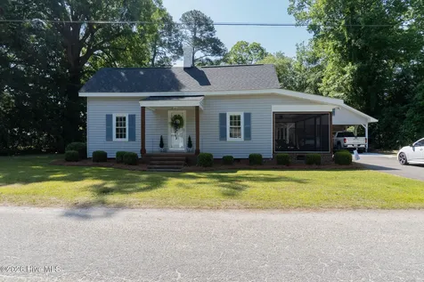 512 S Ashe Street Bladenboro NC 28320