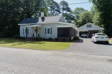 512 S Ashe Street Bladenboro NC 28320