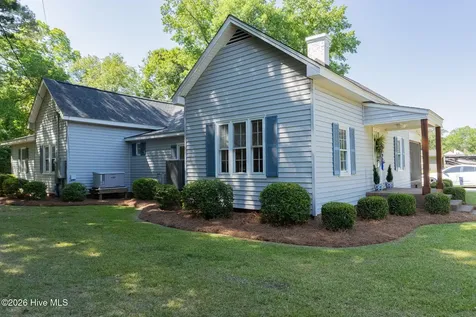 512 S Ashe Street Bladenboro NC 28320