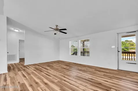 213 S Winchester Lane Hubert NC 28539