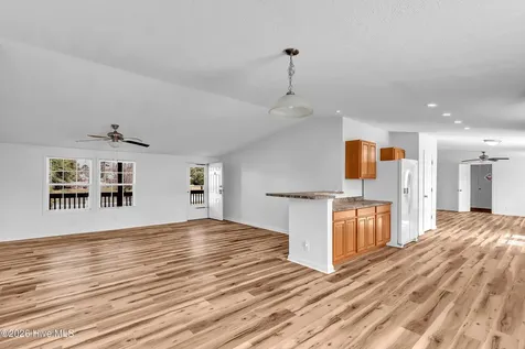 213 S Winchester Lane Hubert NC 28539