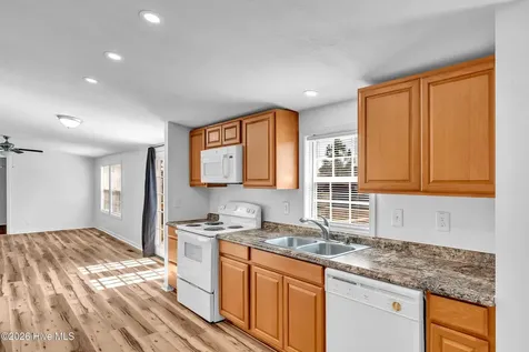 213 S Winchester Lane Hubert NC 28539