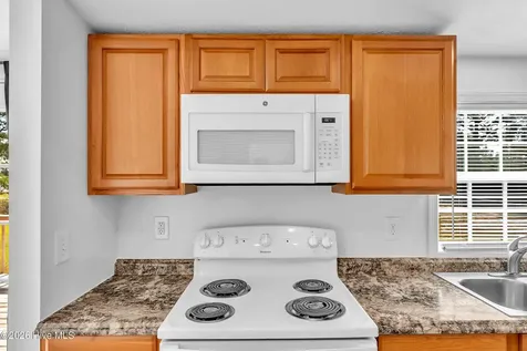 213 S Winchester Lane Hubert NC 28539