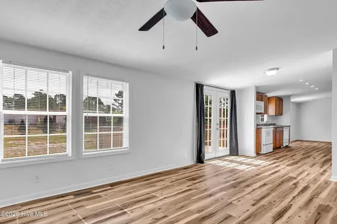 213 S Winchester Lane Hubert NC 28539