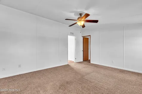 213 S Winchester Lane Hubert NC 28539