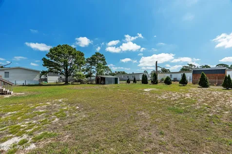 213 S Winchester Lane Hubert NC 28539