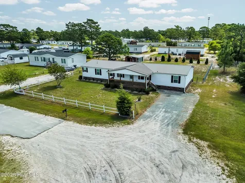 213 S Winchester Lane Hubert NC 28539