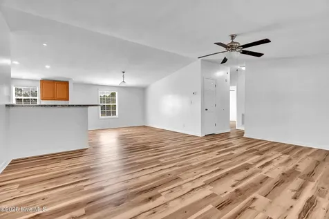 213 S Winchester Lane Hubert NC 28539