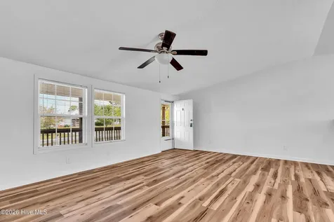 213 S Winchester Lane Hubert NC 28539