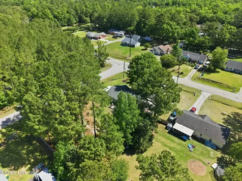 339 Riggs Road Hubert NC 28539