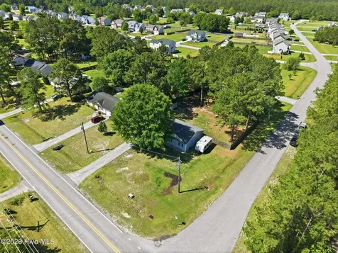 339 Riggs Road Hubert NC 28539