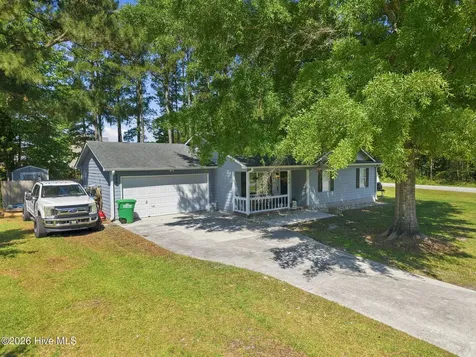 339 Riggs Road Hubert NC 28539