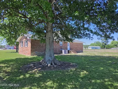 1807 Nc Highway 111 Chinquapin NC 28521