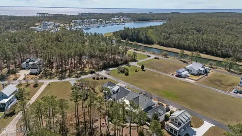 28 Eastcove Way Oriental NC 28571