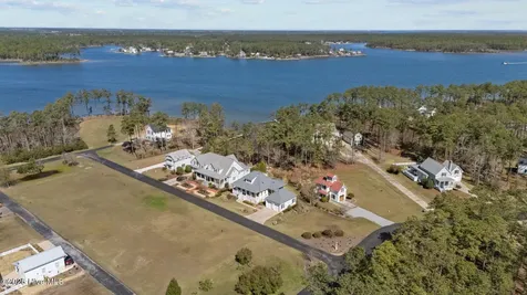 28 Eastcove Way Oriental NC 28571