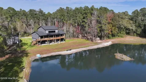 2714 Whitestocking Road Burgaw NC 28425