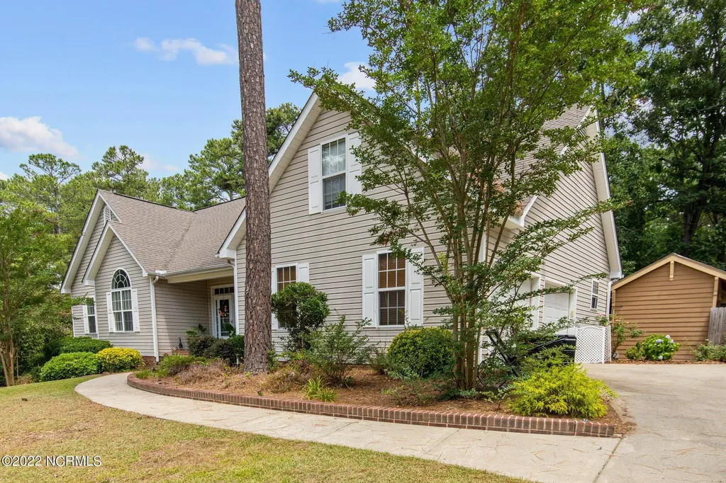 255 W Hedgelawn Way Southern Pines NC 28387
