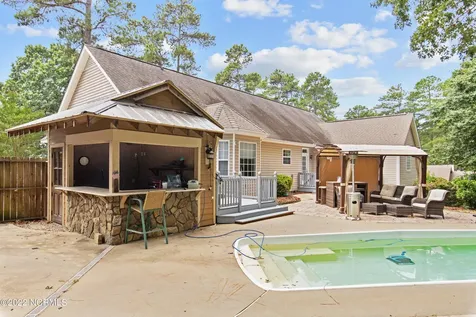 255 W Hedgelawn Way Southern Pines NC 28387