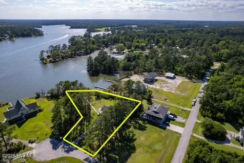 102 Crows Nest Street Oriental NC 28571