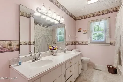 103 Quartre Circle New Bern NC 28560