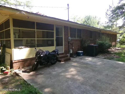 301 Mcgirts Bridge Road Laurinburg NC 28352