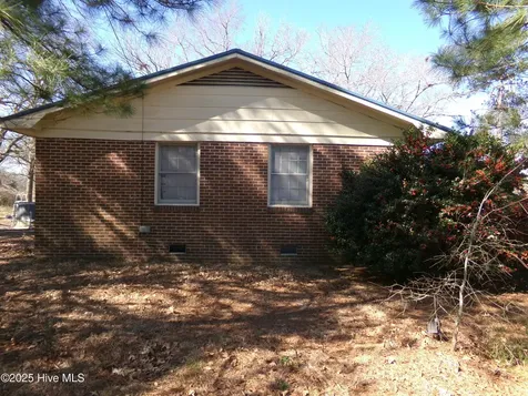 301 Mcgirts Bridge Road Laurinburg NC 28352