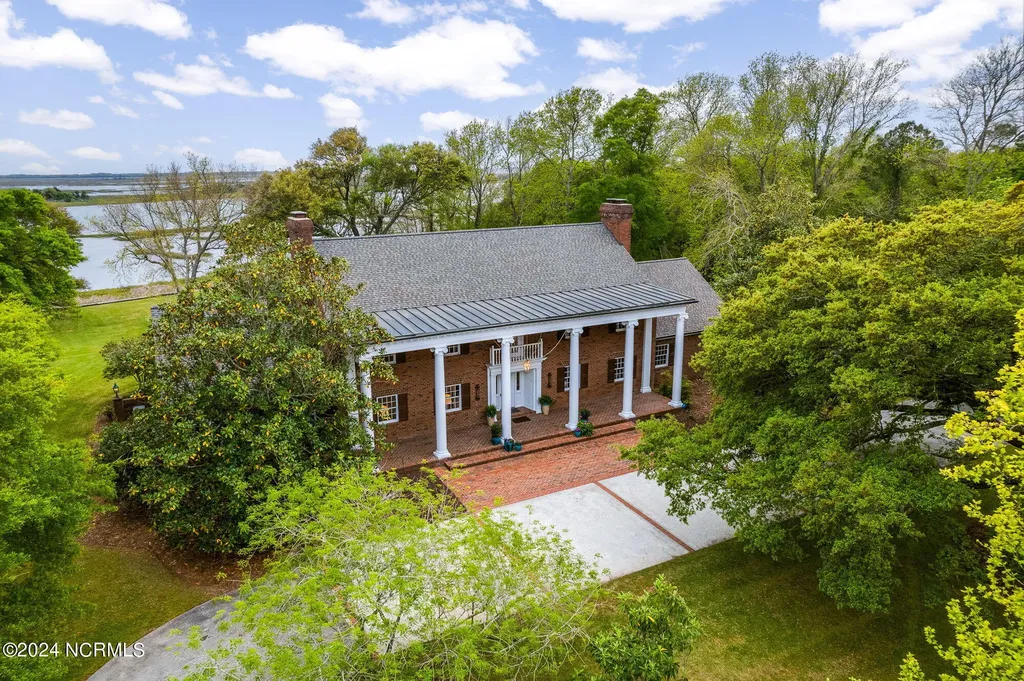 130 Harbour Drive Hubert NC 28539