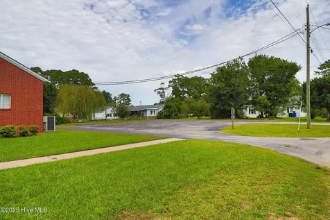 2101 S Lakeview Drive Newport NC 28570