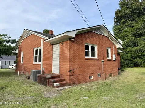 105 Rhodes Street Williamston NC 27892