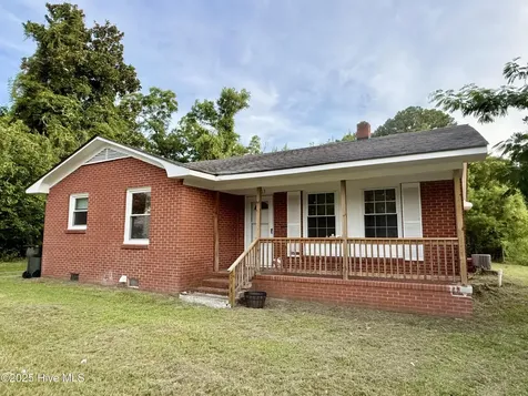 105 Rhodes Street Williamston NC 27892