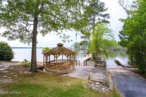 18 Sutton's Landing Road Hertford NC 27944