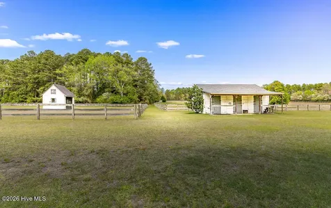1667 Youngs Road Vass NC 28394