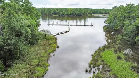 143 Queen Annes Court Oriental NC 28571