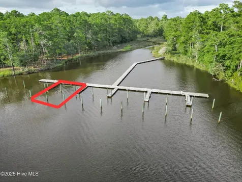 143 Queen Annes Court Oriental NC 28571