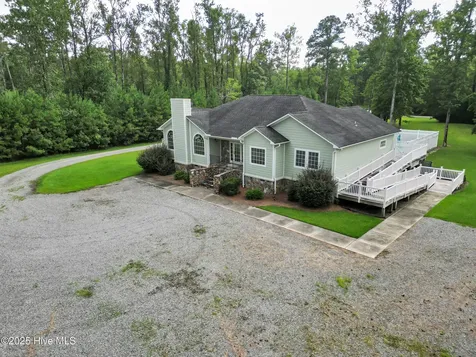 143 Queen Annes Court Oriental NC 28571