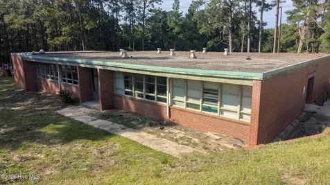 516 W Chapin Road Aberdeen NC 28315