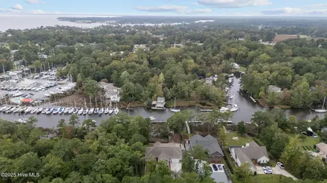 402 Whittaker Point Road Oriental NC 28571