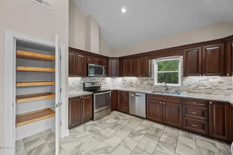402 Whittaker Point Road Oriental NC 28571