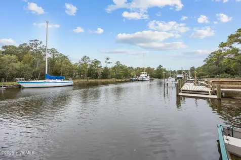 402 Whittaker Point Road Oriental NC 28571