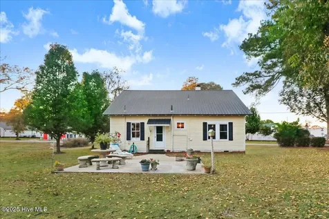 302 N Sycamore Street Fremont NC 27830