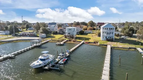 1208 Avery Street Morehead City NC 28557