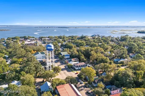 607 Burrington Avenue Southport NC 28461