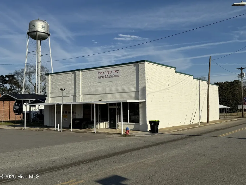 102 NE East Center Street Calypso NC 28325