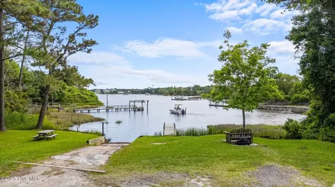 1136 &1132 Glancy Road Swansboro NC 28584
