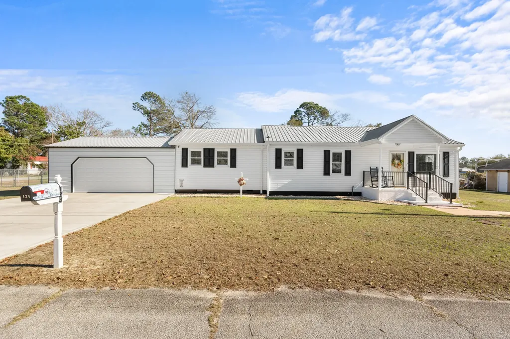 124 Pierce Avenue Swainsboro GA 30401
